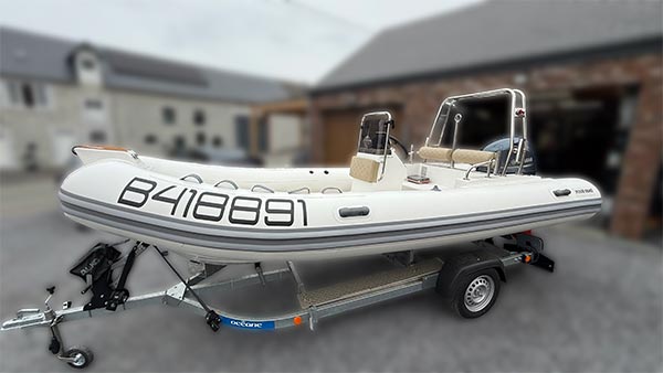 Pose d'un lettrage sur un bateau